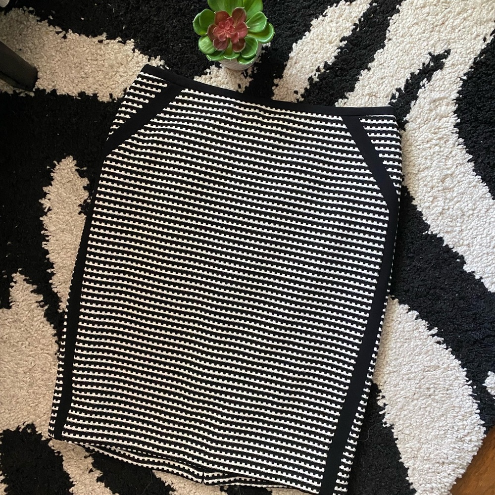 Nine West Black/White Knee Length Skirt Size 2